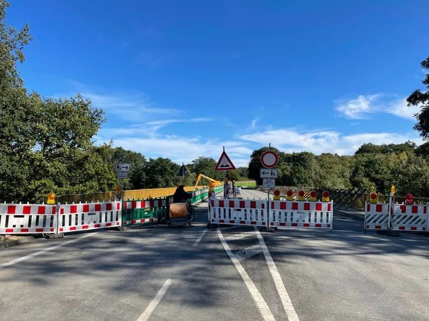 Scenic rural road closure in Hörstel, Germany, due to bridge construction.
